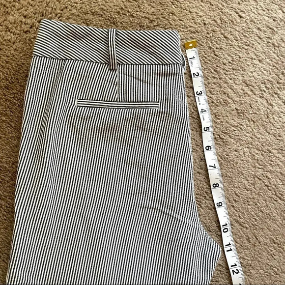 TALBOTS RELAXED CHINO SHORTS - SUNSHINE SEERSUCKER | Blue Soft White| Size 2P - Picture 6 of 9